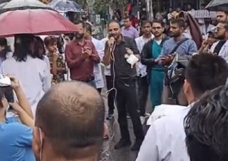 केएमसीका डाक्टरमाथि भएको कुटपिटको विरोधमा प्रदर्शन