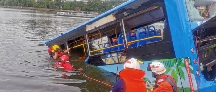 चीनमा विद्यार्थी बोकेको बस जलाशयमा खस्दा कम्तिमा २१ जनाको मृत्यु