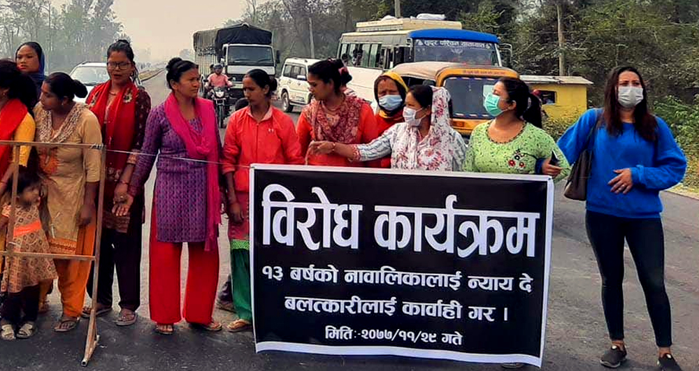 बलात्कारीलाई कारबाहीको माग गर्दै स्थानियद्धारा गेटामा सडक अवरुद्ध