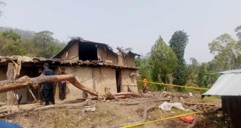 डडेल्धुरामा हावाहुरीले घरमाथि रूख ढल्दा एक महिलाको मृत्यु