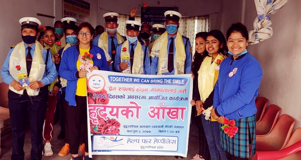 हेल्प फर हेप्पीनेस सुदूरपश्चिमले सवारी चालक र ट्राफिक प्रहरीसँग प्रणय दिवस मनायो