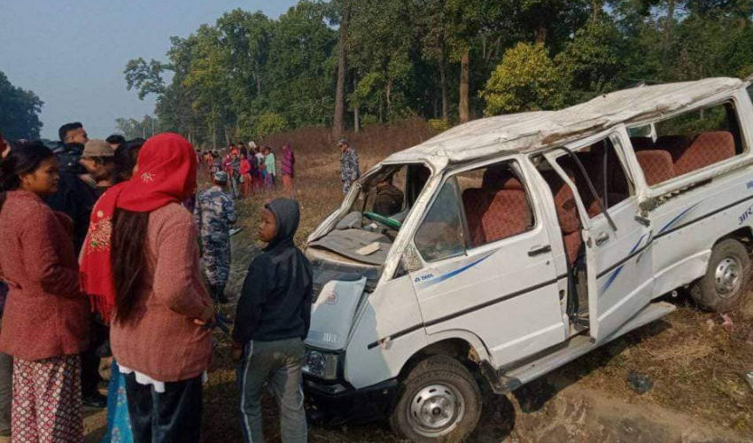 कैलालीमा हाइस दुर्घटना, एक जनाको मृत्यु, १८ जना घाइते