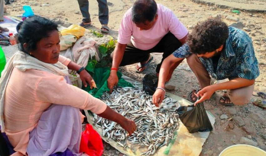 महाकालीको माछा बेचेर जीविका चलाउँदै कञ्चनपुरकी इन्दु