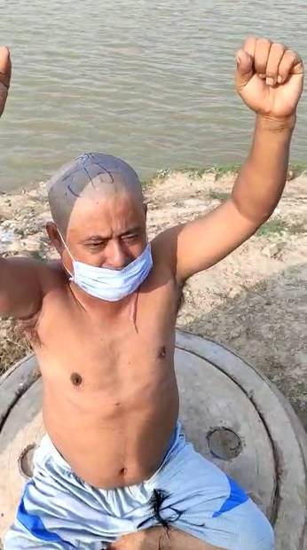 प्रधानमन्त्री ओलीको अभिव्यक्तिबाट रुष्ट भारतीयले गरे नेपालीको शिर मुण्डन, टाउकोमा लेखिदिए जय श्रीराम !