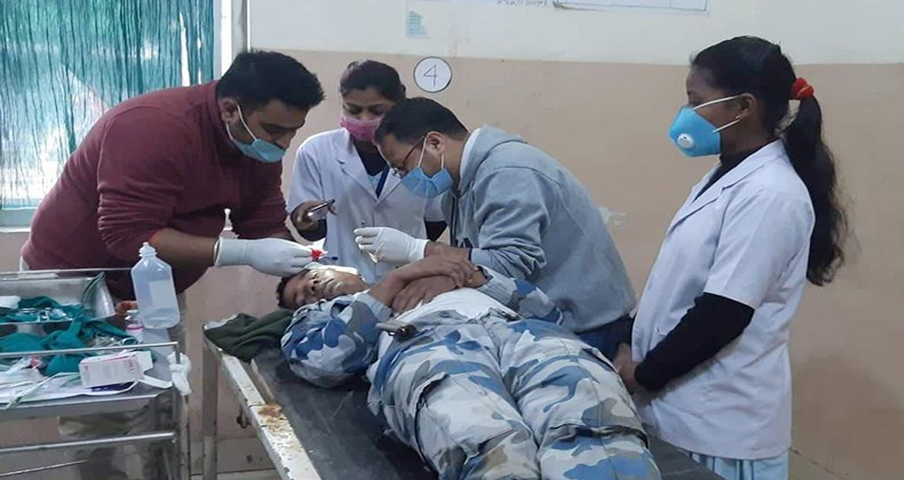 बालुवा तस्कर र सशस्त्र प्रहरीबीच झडप, दुई प्रहरी जवान घाइते