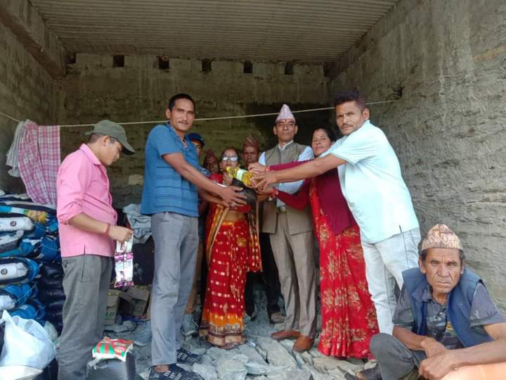 दार्चुलाको दुहुँका बाढी पहिरो पिडितलाई उत्तमले गरे खाद्यन्न सहयोग