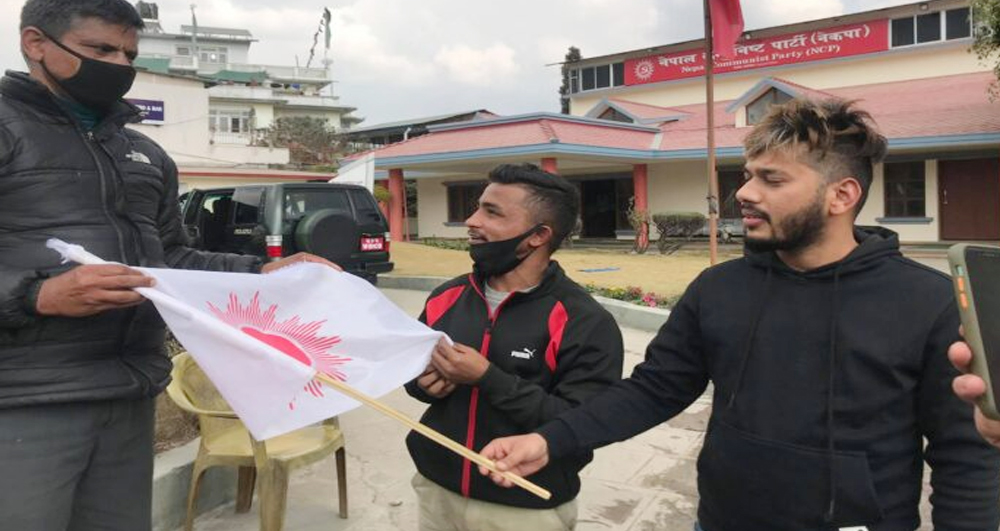 नेकपाको चुनाव चिन्ह लिएर अभियन्ता केपी खनाल पुगे धुम्बाराही र पेरिसडाँडा