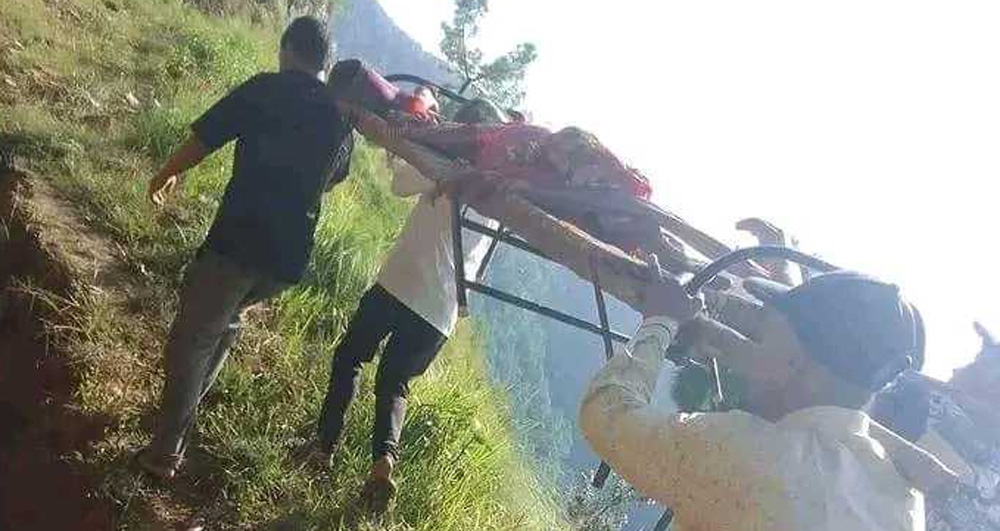 दार्चुलाको लेकममा छैन स्टेचर, बिरामी बोक्न काठको स्टेचर कहिले सम्म ?