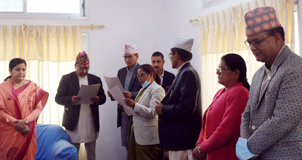 प्रदेश लोकसेवा आयोग सुदूरपश्चिमका पदाधिकारीले लिए शपथ