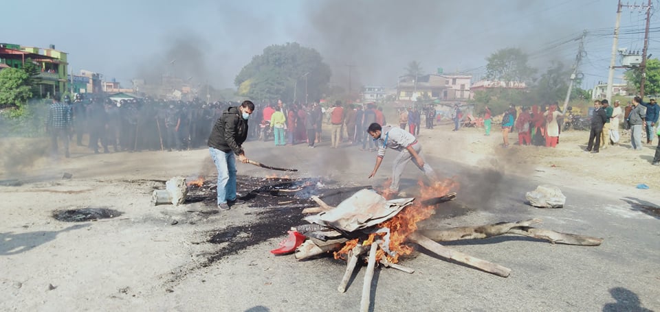 बालिका हत्या प्रकरण : महोत्तरीमा तेस्रो दिन पनि प्रदर्शन, नगरपालिकाद्वारा राहत रकमको घोषणा
