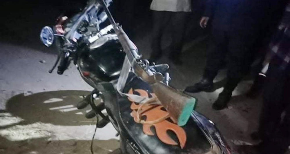 कैलालीमा शिकारीको समूहबाट मोटरसाइकल र बन्दुक बरामद