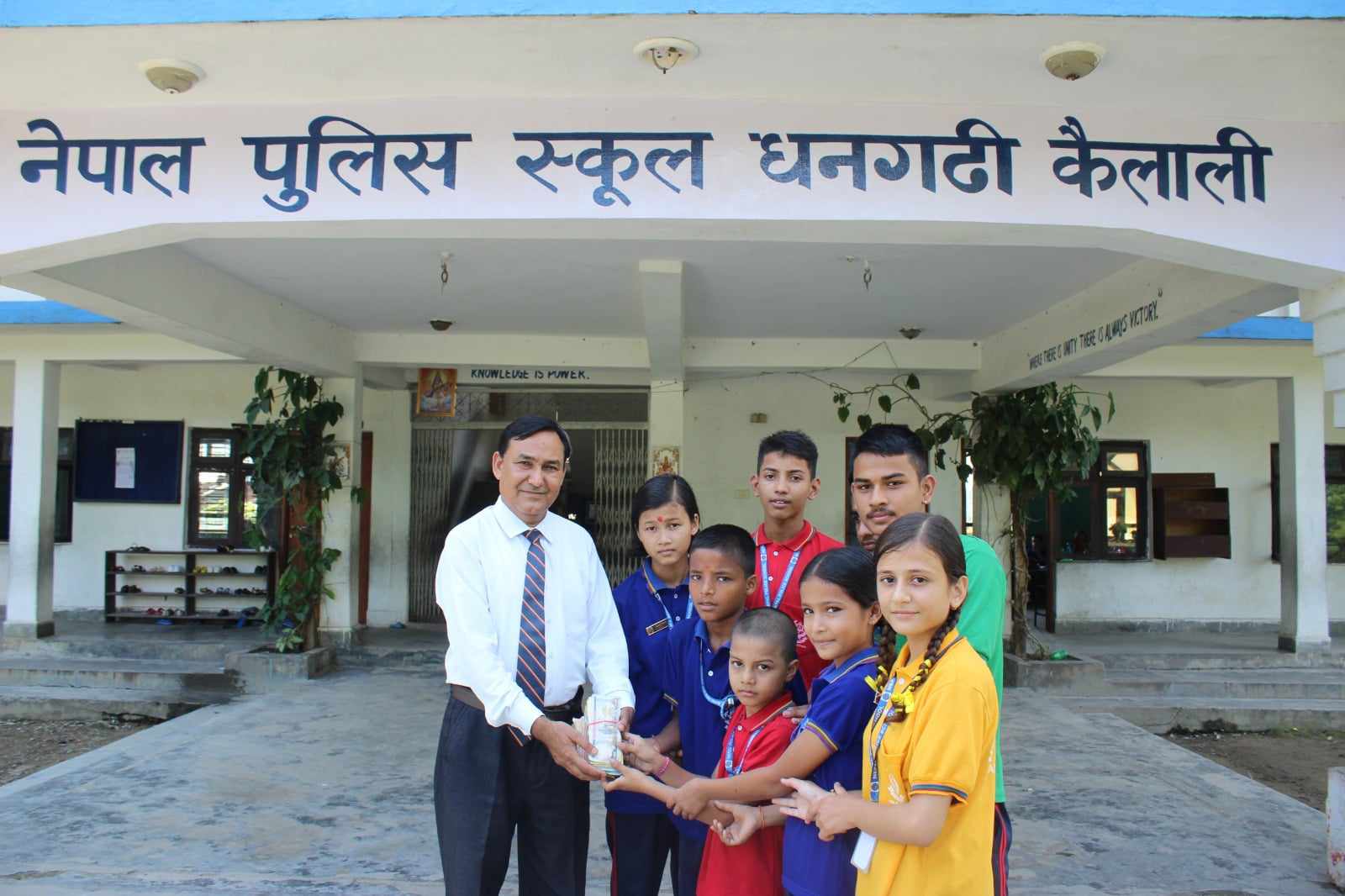 पुलिस स्कुल धनगढीका विद्यार्थिद्धारा सहयोग रकम हस्तान्तरण