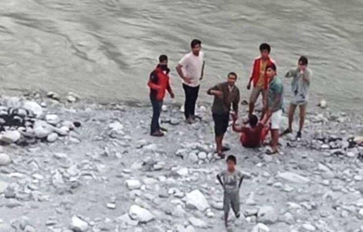 कालीगण्डकी नदी मा हाम फालेर एक महिलाले गरिन् आत्महत्या