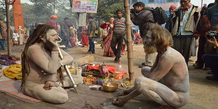 नागाबाबाले किन कपडा लगाउँदैनन् ?, यसरी भयो नागा साधु बन्ने शुरुवात !