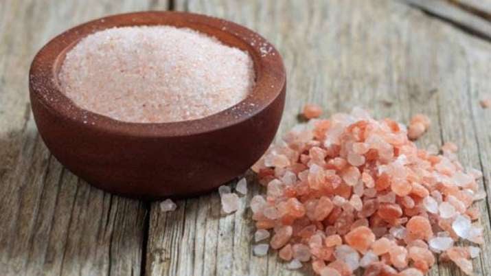 नुन पानीमा खुट्टा धुँदा हुने फाइदा जानौं