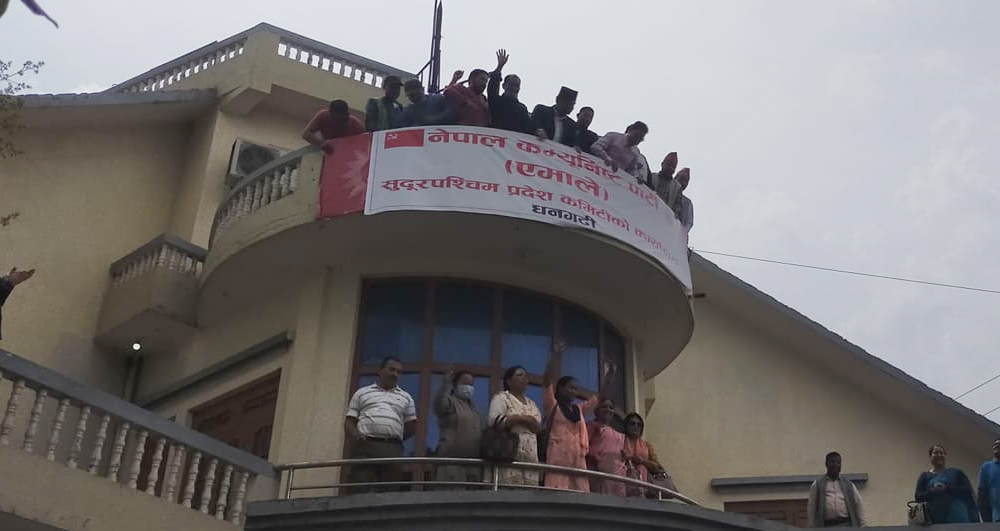 सुदूरपश्चिम प्रदेश पार्टी कार्यालयमा नेपाल समुहले राखेको  बोर्ड ओली समुहले हटायो