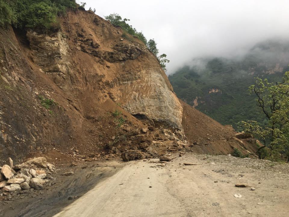 पहिरोले जयपृथ्वी राजमार्ग अवरुद्ध, यात्रुहरु अलपत्र