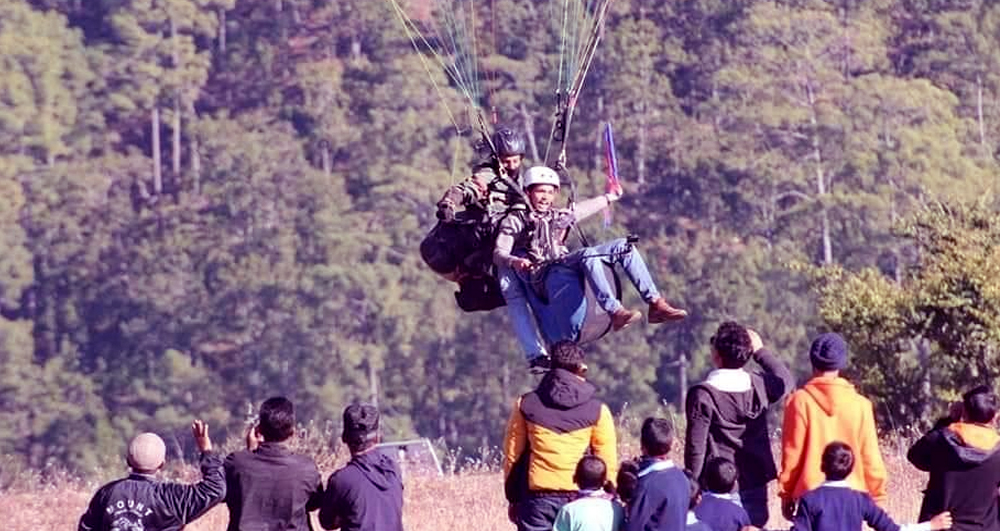 डोटीको रुपसकाँडामा प्याराग्लाइडिङको आकर्षण बढ्दै