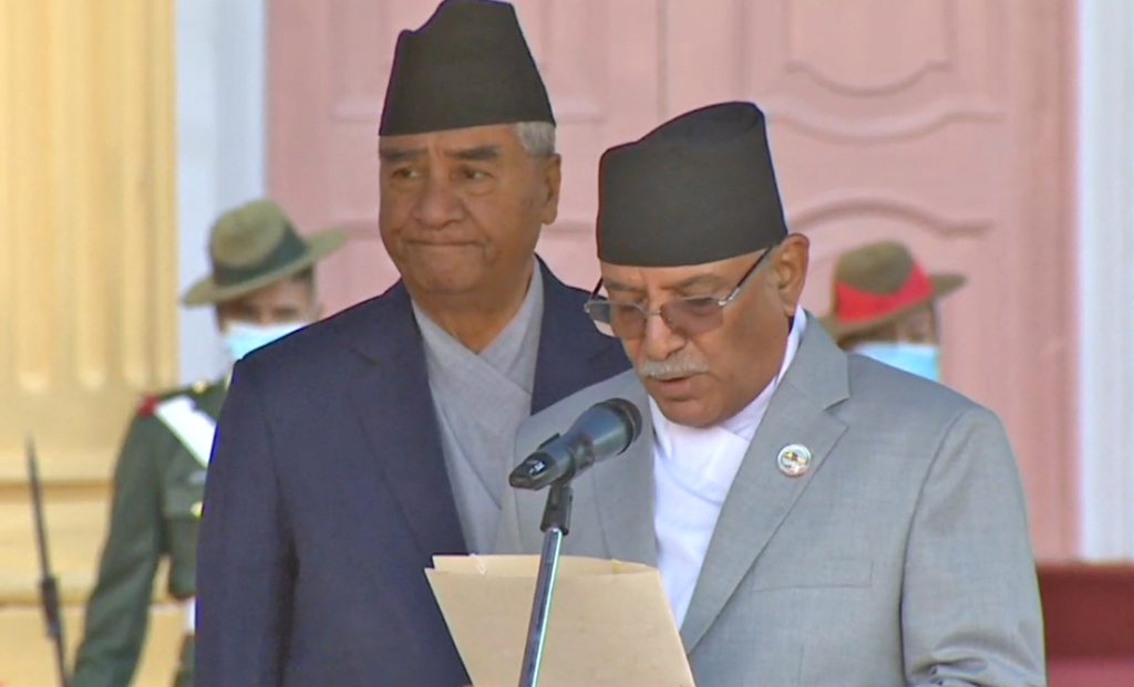 सपथ ग्रहण चलिरहेको छ, देउवा शीतल निवासबाट हिँडे