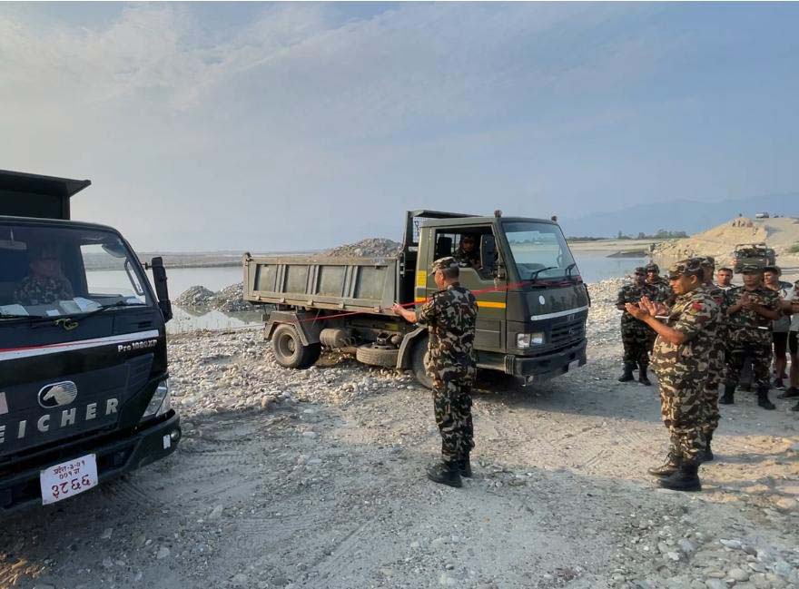 महाकाली तटबन्ध सेनाले निर्माण गर्दै