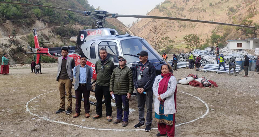 बाजुराको गौमुल गाउँपालिकामा हेलिकोप्टरबाटै विद्युत् सामान ढुुवानी