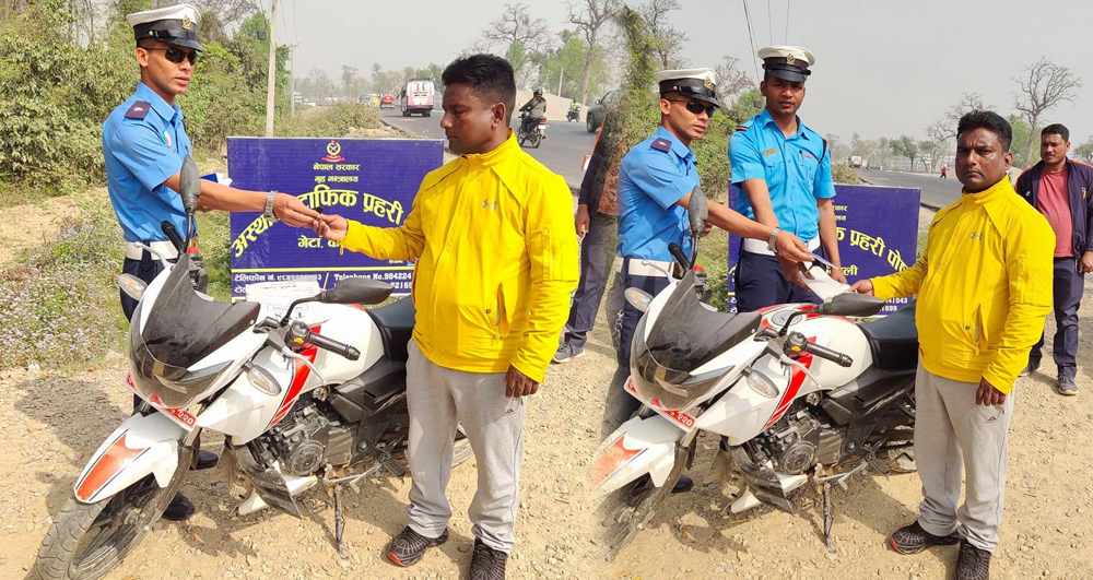 कैलालीमा बेवारिसे अवस्थामा फेला परेको मोटरसाईकल सवारी धनीलाई बुझाईयो