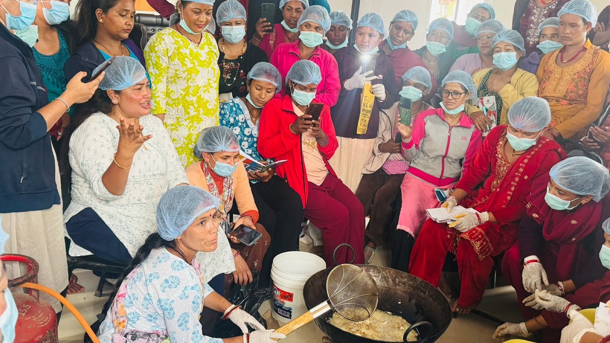 महिला उद्यमी बढाउँदै शान्ता, बाजुरा पुगिन् तालिम दिन
