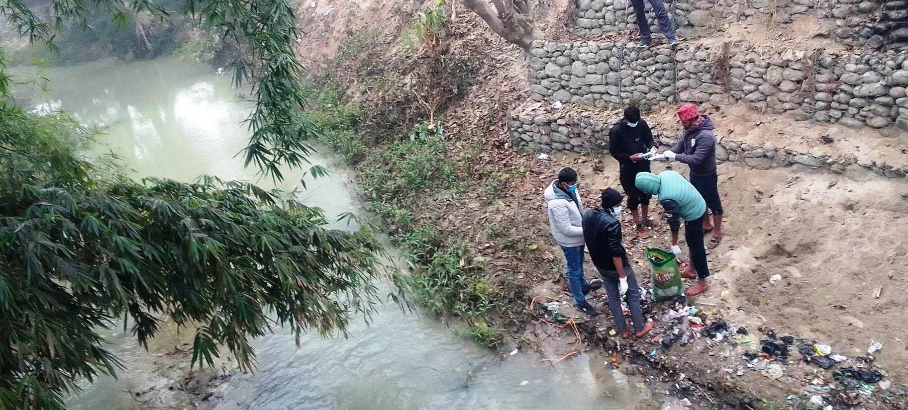 धनगढीमा खोला सरसफाई अभियान जारी