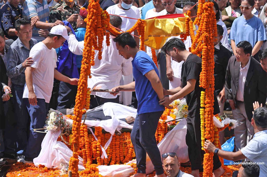 पार्टीको झण्डा ओढाएर ओलीले गरे नेम्वाङको अन्तिम बिदाइ