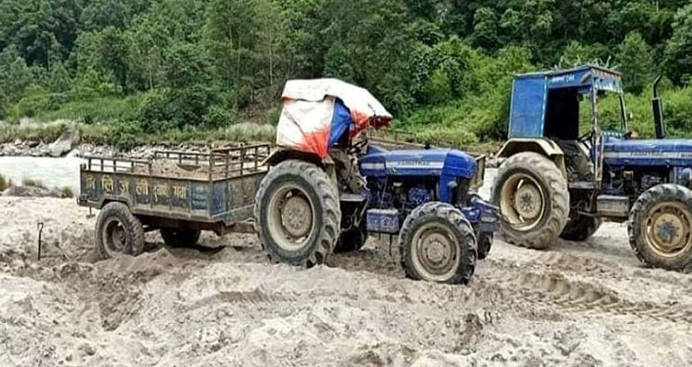 कञ्चनपुरमा अवैधरुपमा बालुवा उत्खनन् गर्ने ट्याक्टर नियन्त्रणमा