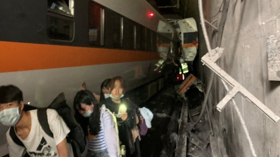 ताइवान रेल दुर्घटनामा कम्तीमा ४० जनाको मृत्यु भएको आशङ्का