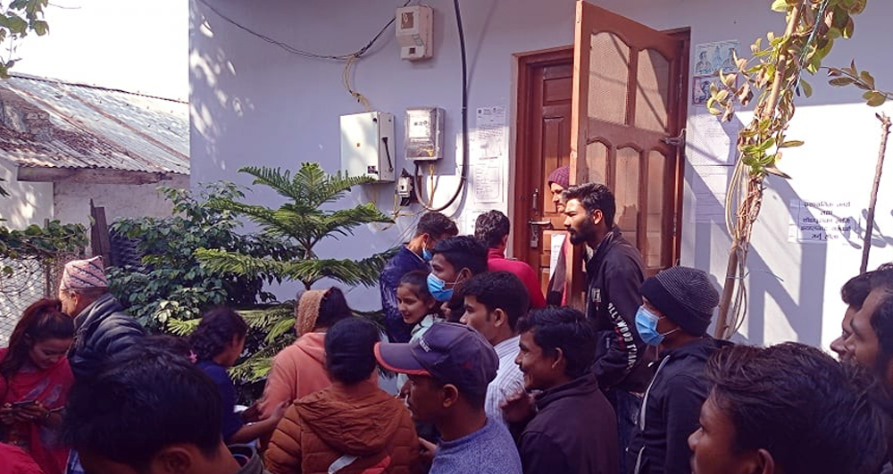 परीक्षा नियन्त्रण कार्यालय अत्तरियामा विद्यार्थीद्धारा तालाबन्दी