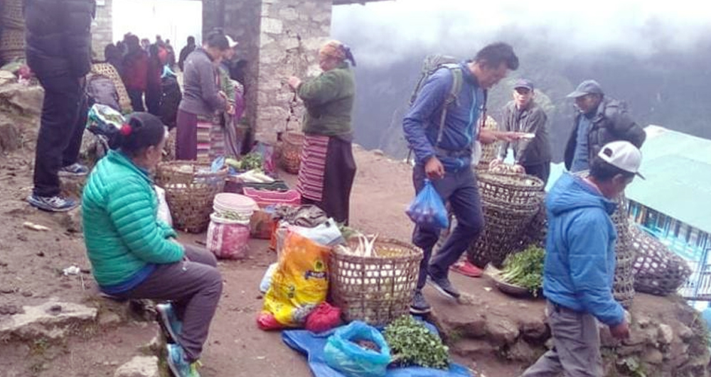 टीकापुरमा स्थानीय उत्पादित तरकारी बिक्रीको थलो बन्दै हाटबजार