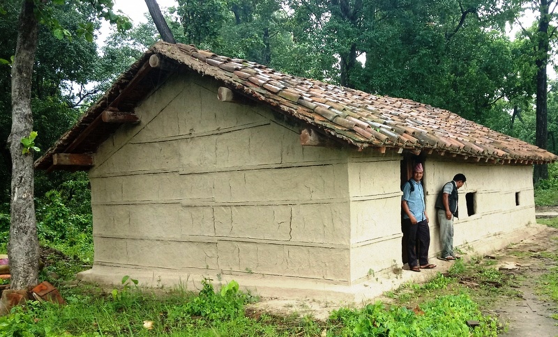 थारु समुदायका परम्परागत घर विस्थापित हुँदै