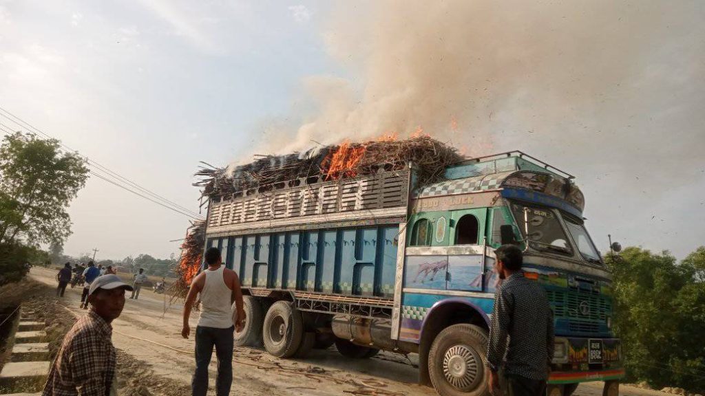 कैलालीको हसुलियामा उखु बोकेको ट्रकमा आगलागी