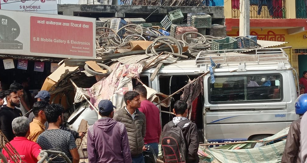 कञ्चनपुरमा टायर पड्किएर वीङ्गर गाडी दुर्घटना  १ जनाको मृत्यु, ६ जना घाइते