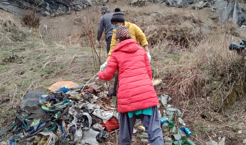 बझाङमा यार्सा संकलन क्षेत्रमा फोहोर व्यवस्थापन अभियान