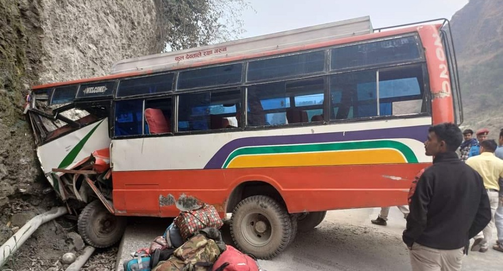 बस दुर्घटना, चालकसहित २१ घाइते
